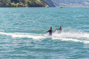 爱体育娱乐入口-“快艇冲浪：东三叉湖赛场极速角逐，掀起水上运动的新浪潮”